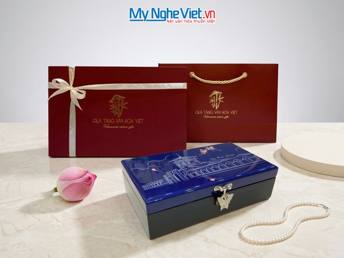 Hộp Đựng Trang Sức Sơn Mài Vẽ Chợ Bến Thành Nền Xanh MNV-SMHD1220-3