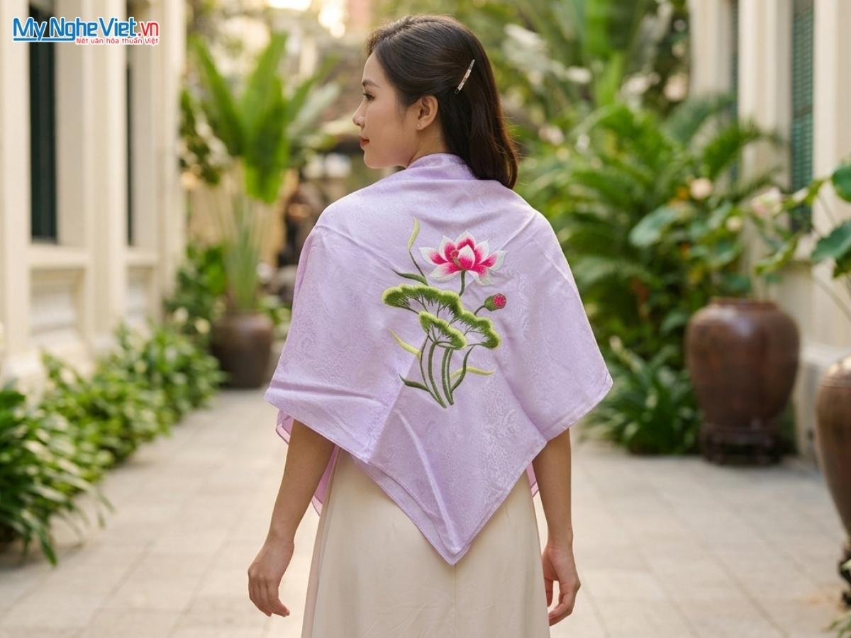 Khăn Lụa Tơ Tằm Thêu Hoa Sen 90x90cm KLTA9090/18.2