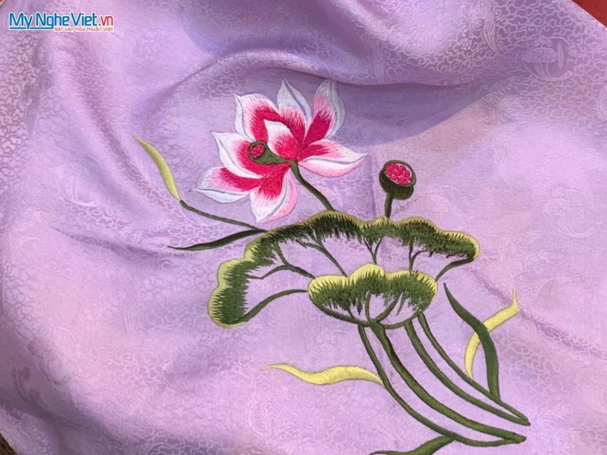 Khăn Lụa Tơ Tằm Thêu Hoa Sen 90x90cm KLTA9090/18.2