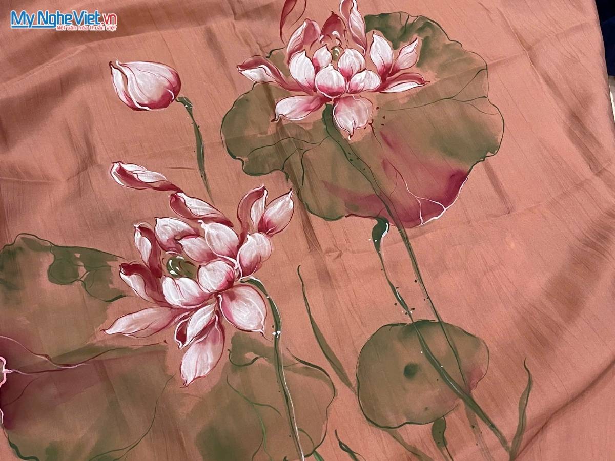 Khăn lụa tơ tằm màu hồng san hô vẽ tay hoa sen 70x180cm MNV-PT70180/16