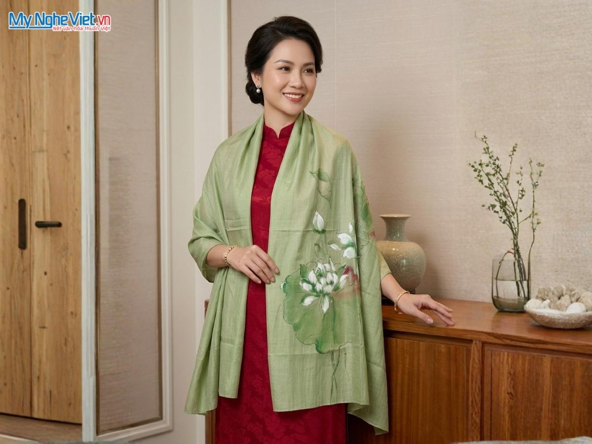 Khăn Lụa Tơ Tằm Vẽ Tay Hoa Sen 83x180cm MNV-PT70180/1.1