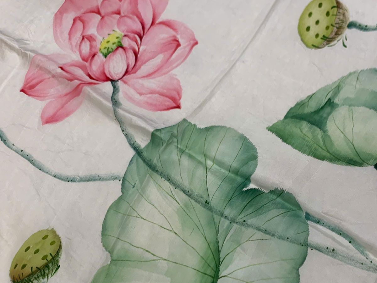 Khăn Lụa Tơ Tằm Vẽ Tay Hoa Sen 87x87cm KLNC88/4