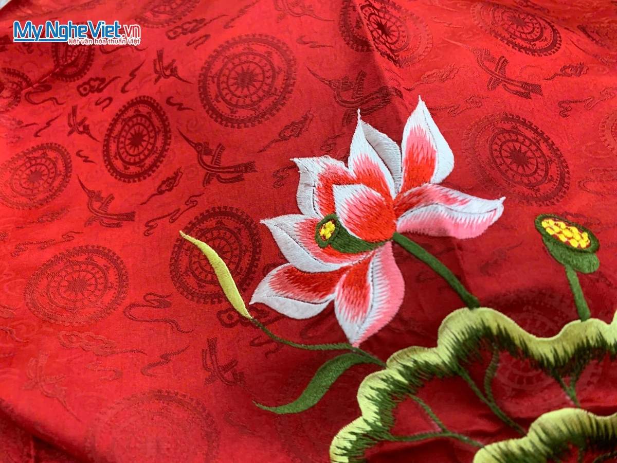 Khăn Lụa Tơ Tằm Thêu Hoa Sen Họa Tiết Trống Đồng 90x90cm KLTA9090/31
