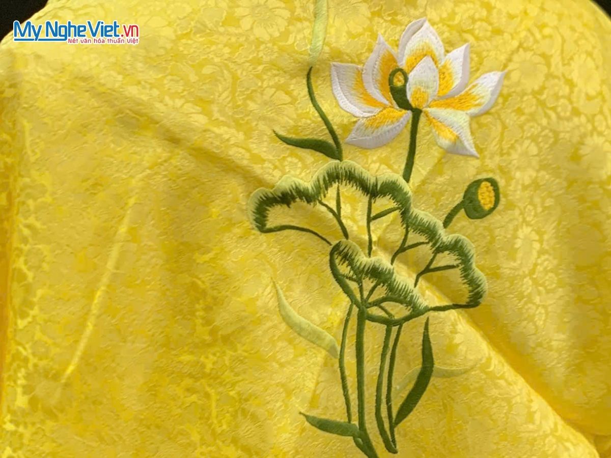 Khăn Lụa Tơ Tằm Thêu Hoa Sen Họa Tiết Hoa Cúc 90x90cm KLTA9090/23