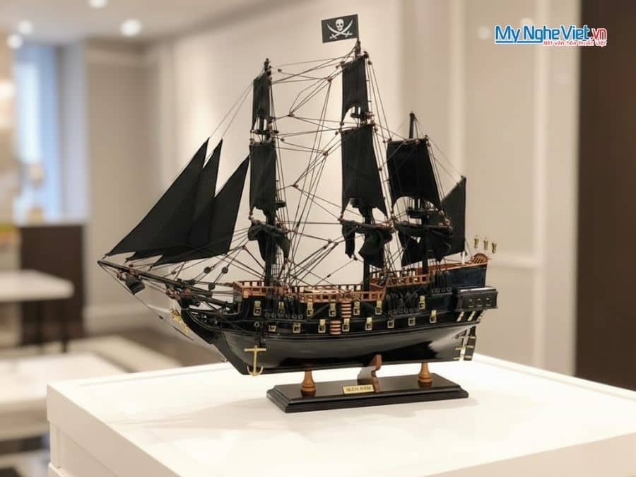 Mô Hình Thuyền Chiến Cổ Ngọc Trai Đen (Black Pearl) Gỗ Muồng Đen Thân 55cm MNV-TB17/55