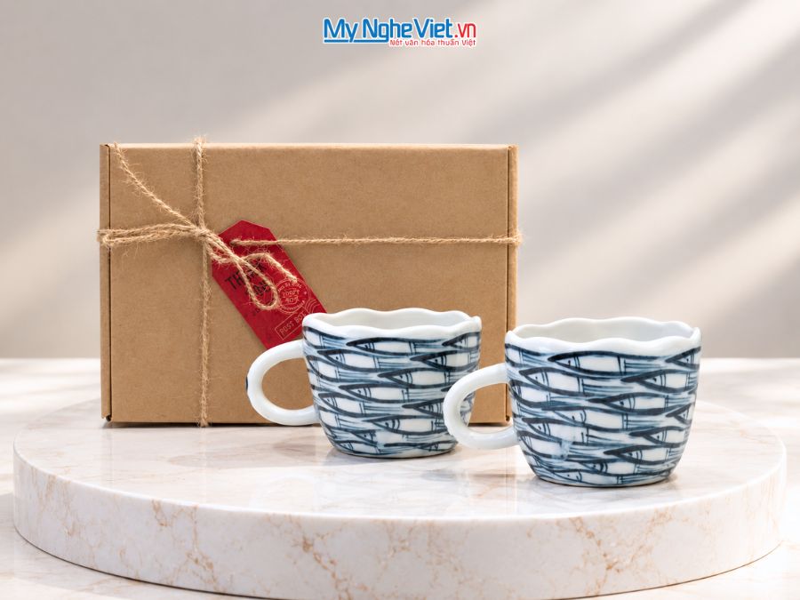 Set Quà Tặng 2 Ly Sứ Vẽ Tay Họa Tiết Cá Nhỏ Cổ Điển CBLSH02.1