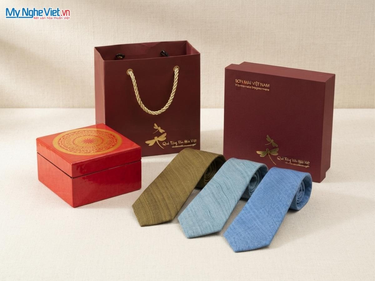 Set Quà Tặng Doanh Nhân: Cà Vạt Và Hộp Sơn Mài - Quà Tặng Đối Tác Quốc Tế & Lãnh Đạo Nam