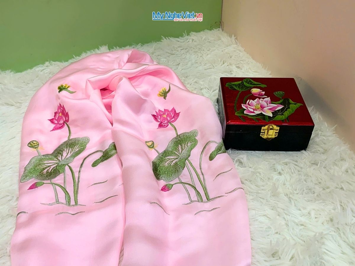 Set Quà Tặng Hộp Sơn Mài & Khăn Lụa Hà Đông Họa Tiết Hoa Sen