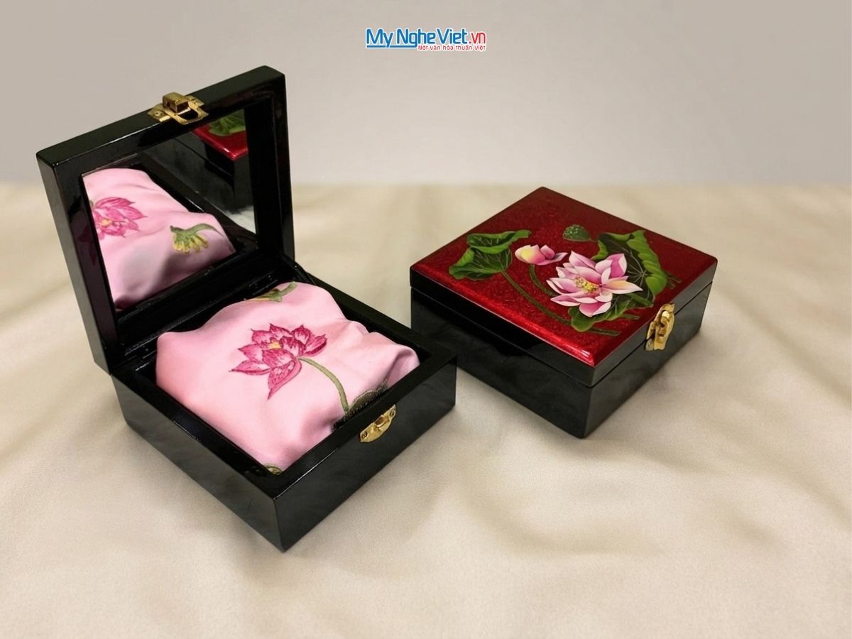 Set Quà Tặng Hộp Sơn Mài & Khăn Lụa Hà Đông Họa Tiết Hoa Sen