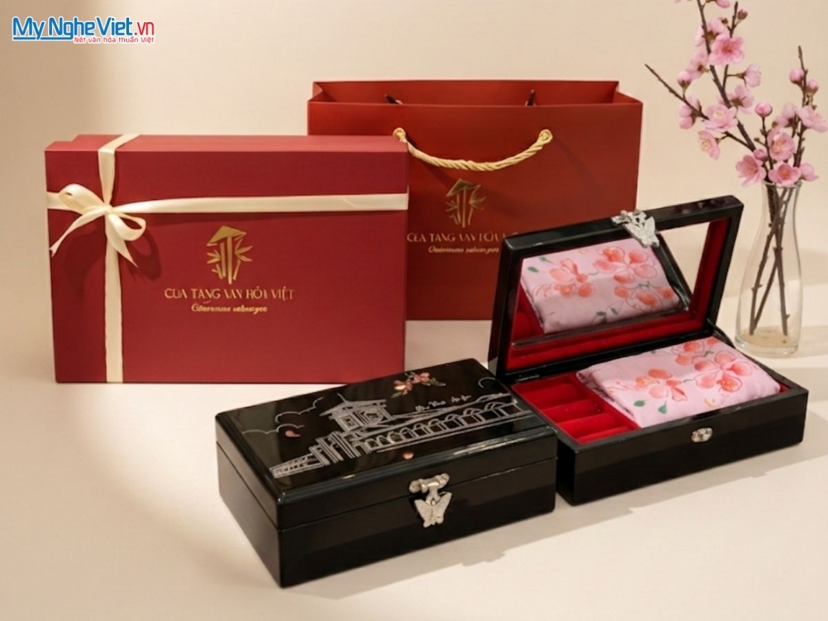 Set Quà Tặng Văn Hóa Việt - Quà Tặng Đối Tác/ Khách Du Lịch - Khăn Lụa Vẽ Tay Và Hộp Trang Sức Sơn Mài