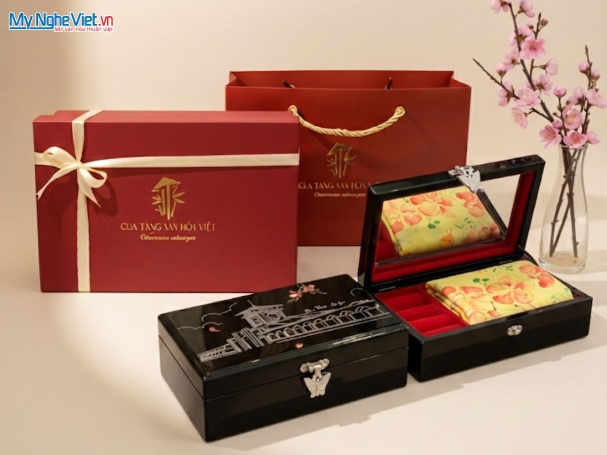 Set Quà Tặng Đối Tác/ Khách Du Lịch - Khăn Lụa Vẽ Tay Và Hộp Trang Sức Sơn Mài