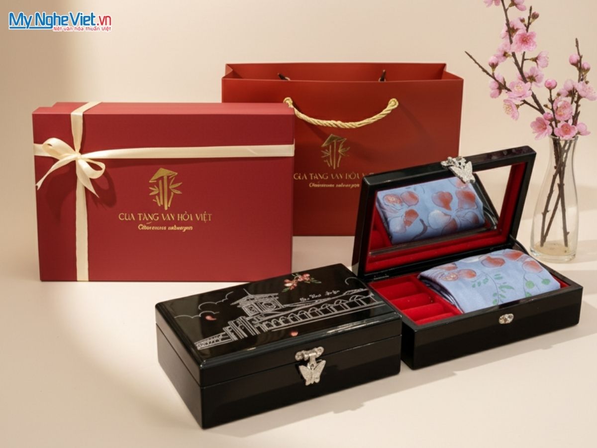 Set Quà Tặng Đối Tác/ Khách Du Lịch - Khăn Lụa Vẽ Tay Và Hộp Trang Sức Sơn Mài