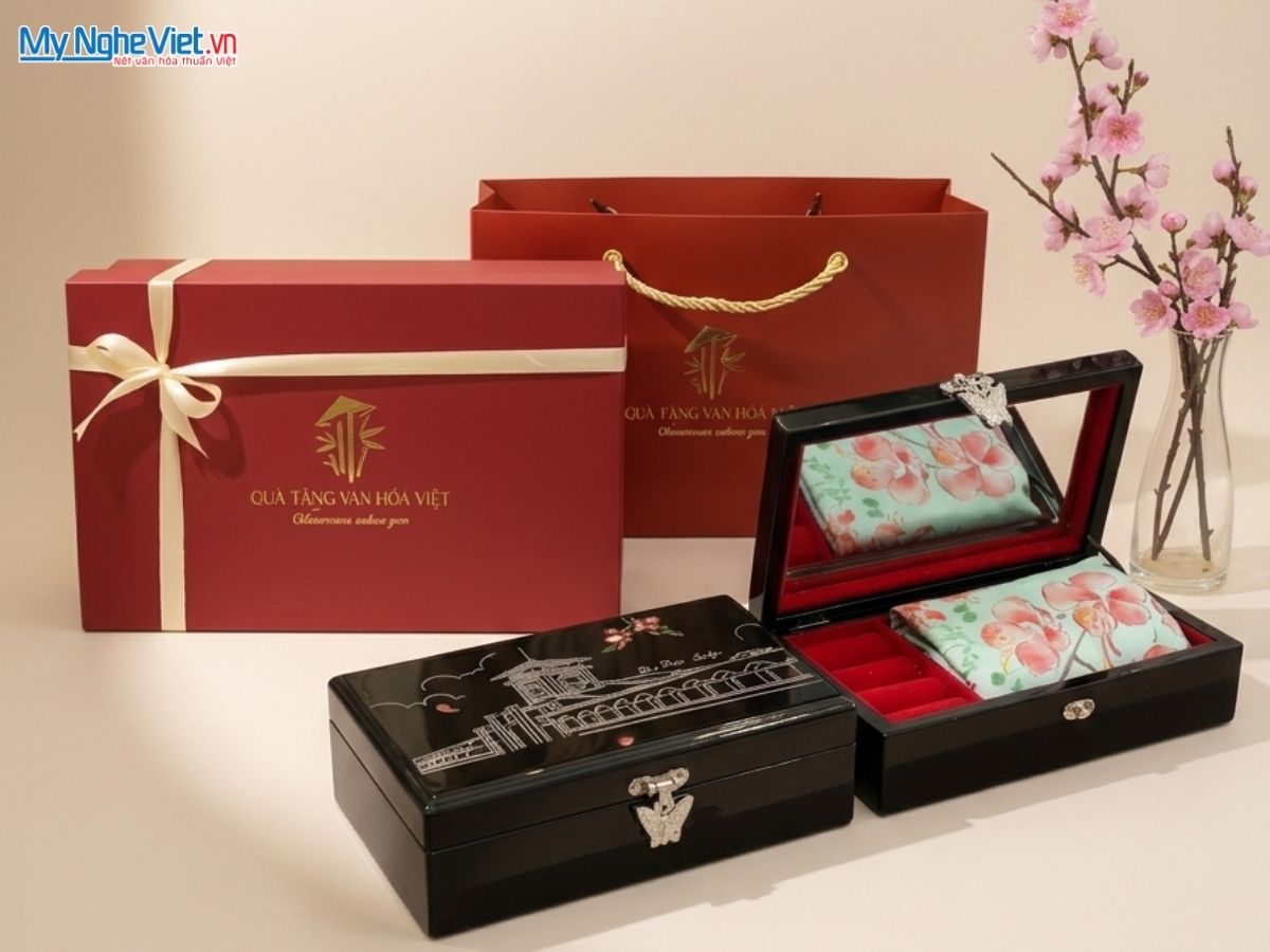 Set Quà Tặng Đối Tác/ Khách Du Lịch - Khăn Lụa Vẽ Tay Và Hộp Trang Sức Sơn Mài