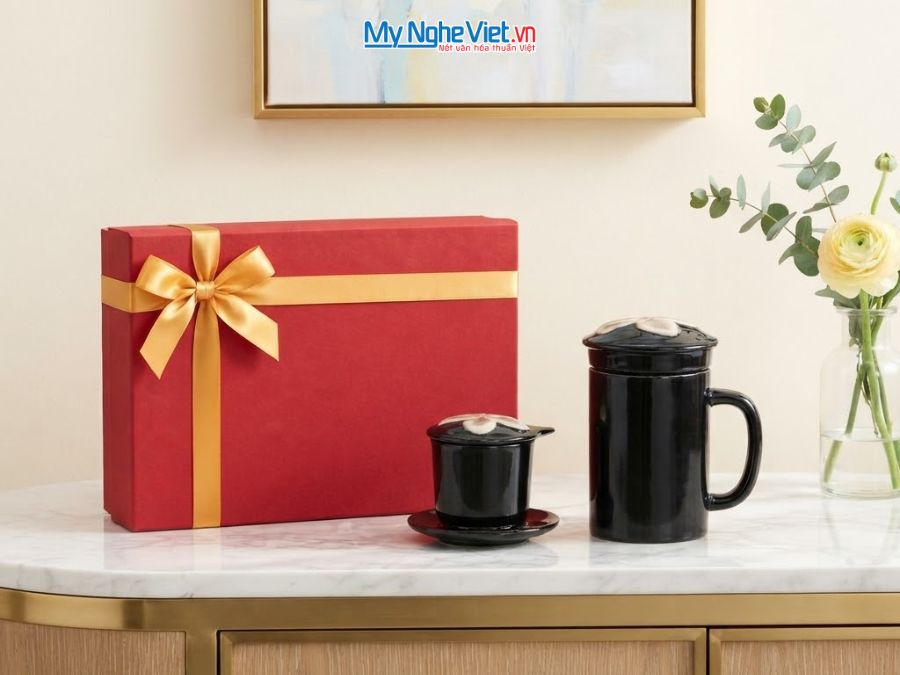 Set Quà Tặng Phin Cà Phê Và Ly Lọc Trà Gốm Màu Đen Vẽ Hoa CBCFV002-10