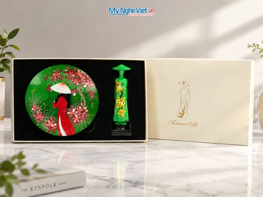  Set Quà Tặng Tranh Đĩa Và Tượng Cô Gái Áo Dài Hoa Đào CBQT005.1