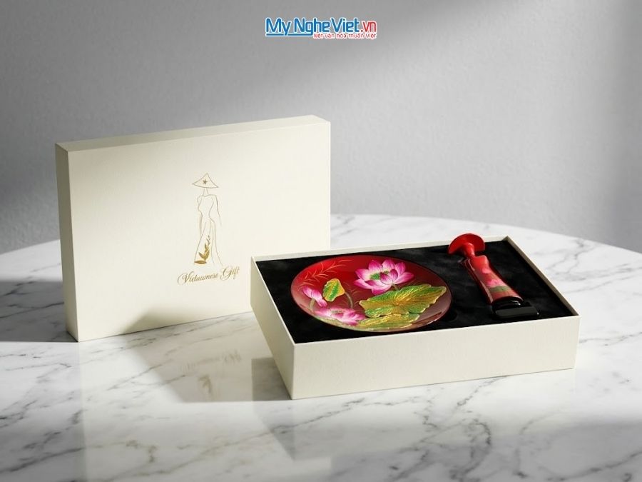  Set Quà Tặng Tranh Đĩa Và Tượng Cô Gái Áo Dài Hoa Sen Cao Cấp CBQT005.3