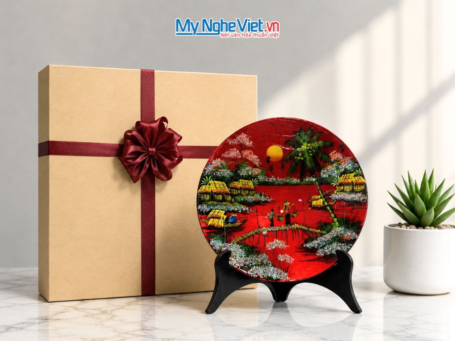 Tranh Đĩa Sơn Mài Đồng Quê Dát Bạc Nền Đỏ D35cm MNV-TSMD356-1.1