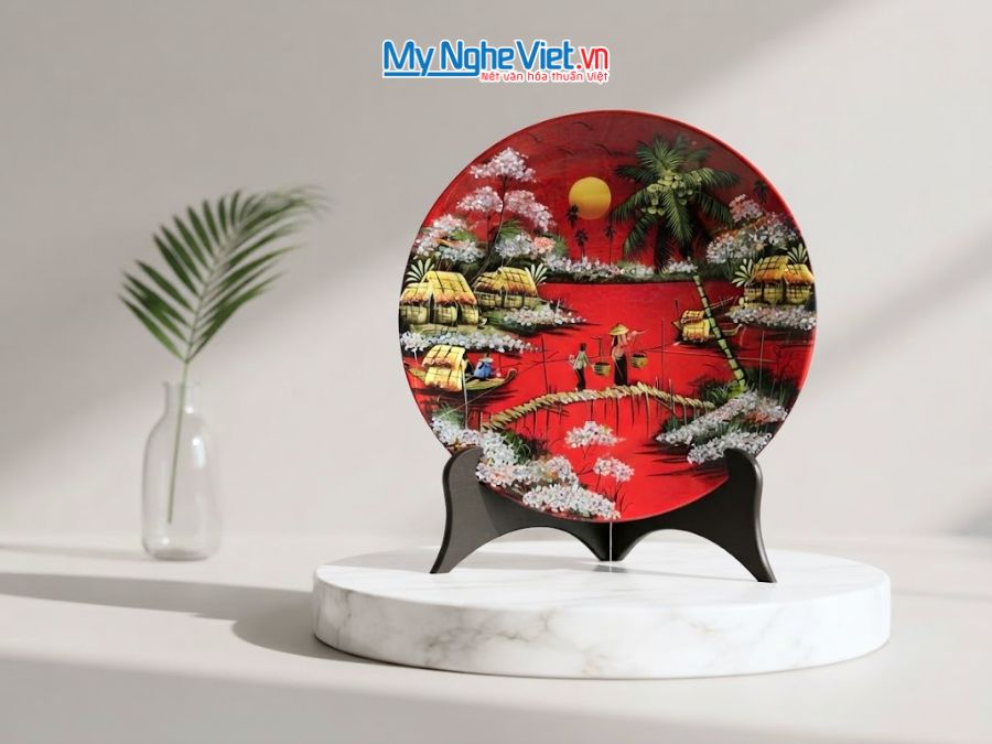 Tranh Đĩa Sơn Mài Đồng Quê Dát Bạc Nền Đỏ D35cm MNV-TSMD356-1.1
