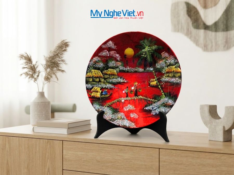 Tranh Đĩa Sơn Mài Đồng Quê Dát Bạc Nền Đỏ D35cm MNV-TSMD356-1.1