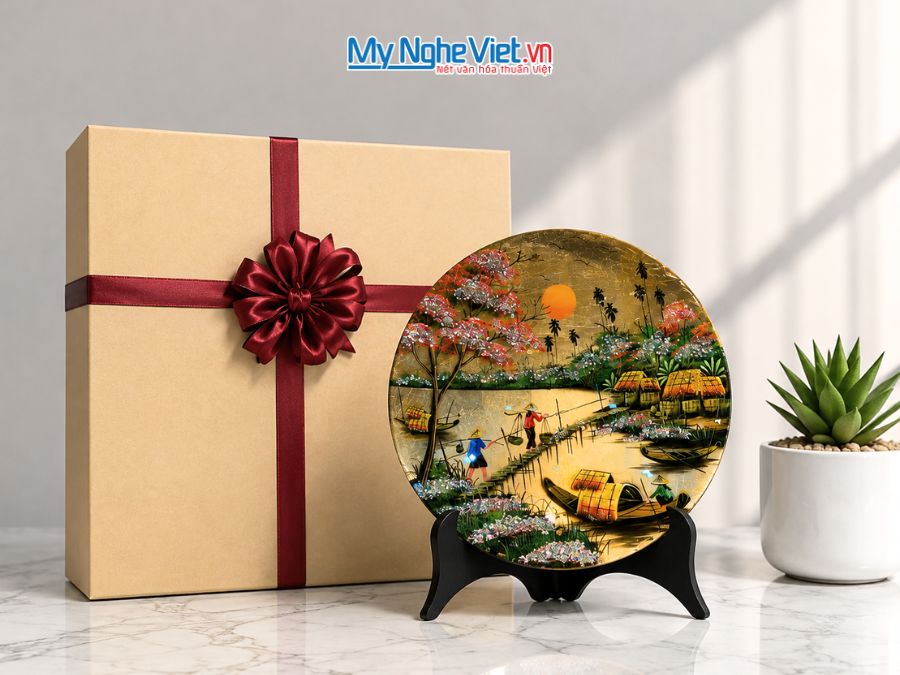 Tranh Đĩa Sơn Mài Đồng Quê Dát Bạc Nền Vàng D35cm MNV-TSMD356-1.2