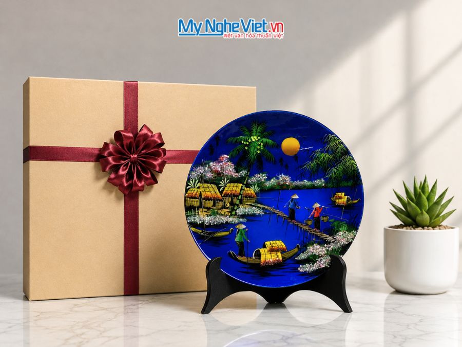 Tranh Đĩa Sơn Mài Đồng Quê Dát Bạc Nền Xanh D35cm MNV-TSMD356-1.3