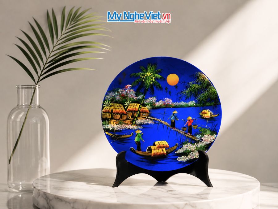 Tranh Đĩa Sơn Mài Đồng Quê Dát Bạc Nền Xanh D35cm MNV-TSMD356-1.3
