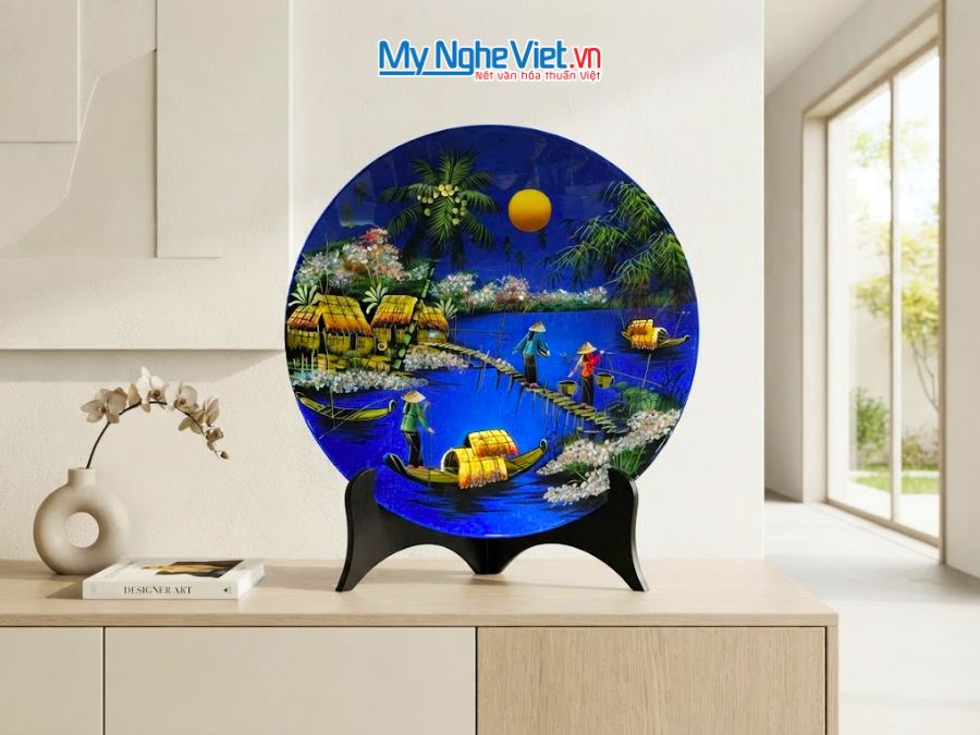 Tranh Đĩa Sơn Mài Đồng Quê Dát Bạc Nền Xanh D35cm MNV-TSMD356-1.3