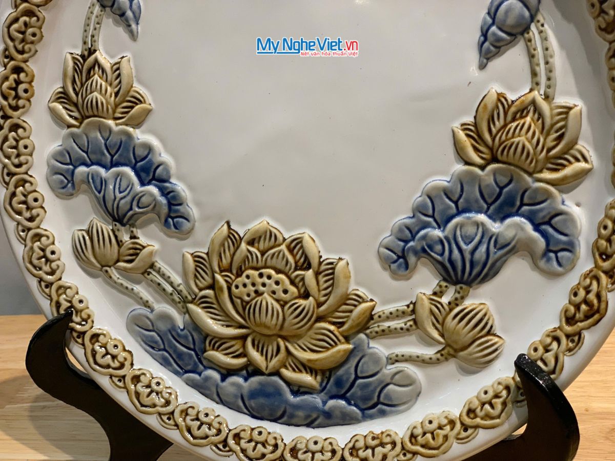 Tranh Đĩa Gốm Bát Tràng Hoa Sen Đắp Nổi Màu Trắng D28cm MNV-TDS1.2
