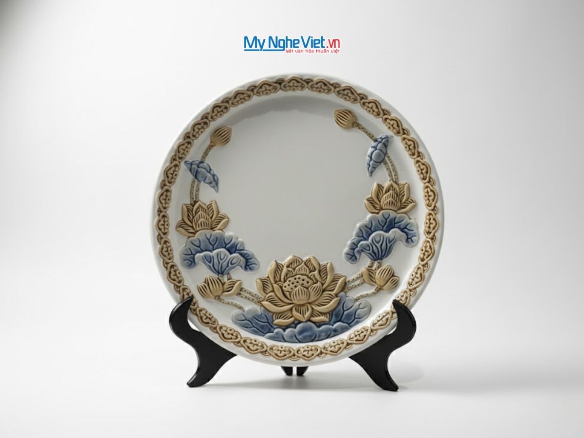 Tranh Đĩa Gốm Bát Tràng Hoa Sen Đắp Nổi Màu Trắng D28cm MNV-TDS1.2