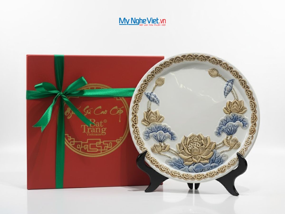 Tranh Đĩa Gốm Bát Tràng Hoa Sen Đắp Nổi Màu Trắng D28cm MNV-TDS1.2