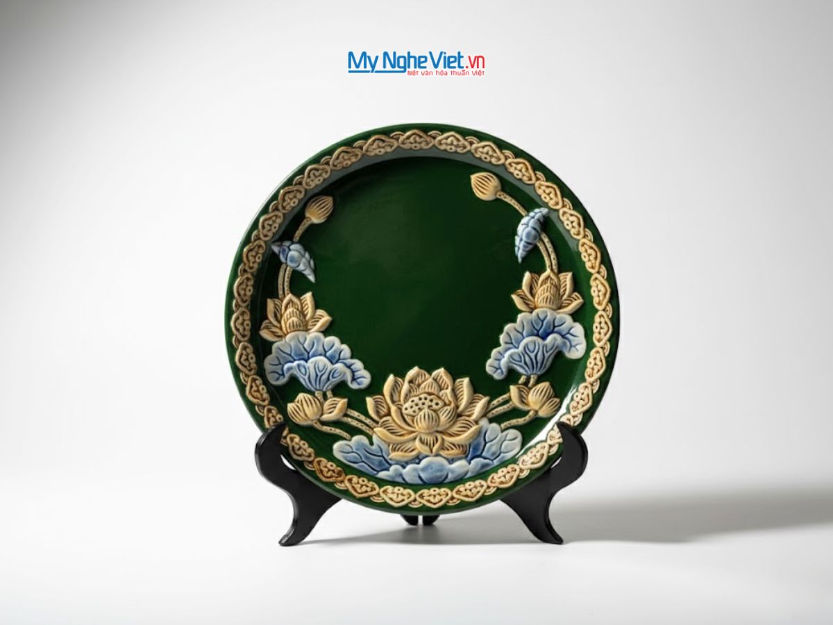 Tranh Đĩa Gốm Bát Tràng Hoa Sen Đắp Nổi Màu Xanh Lá D28cm MNV-TDS1.1