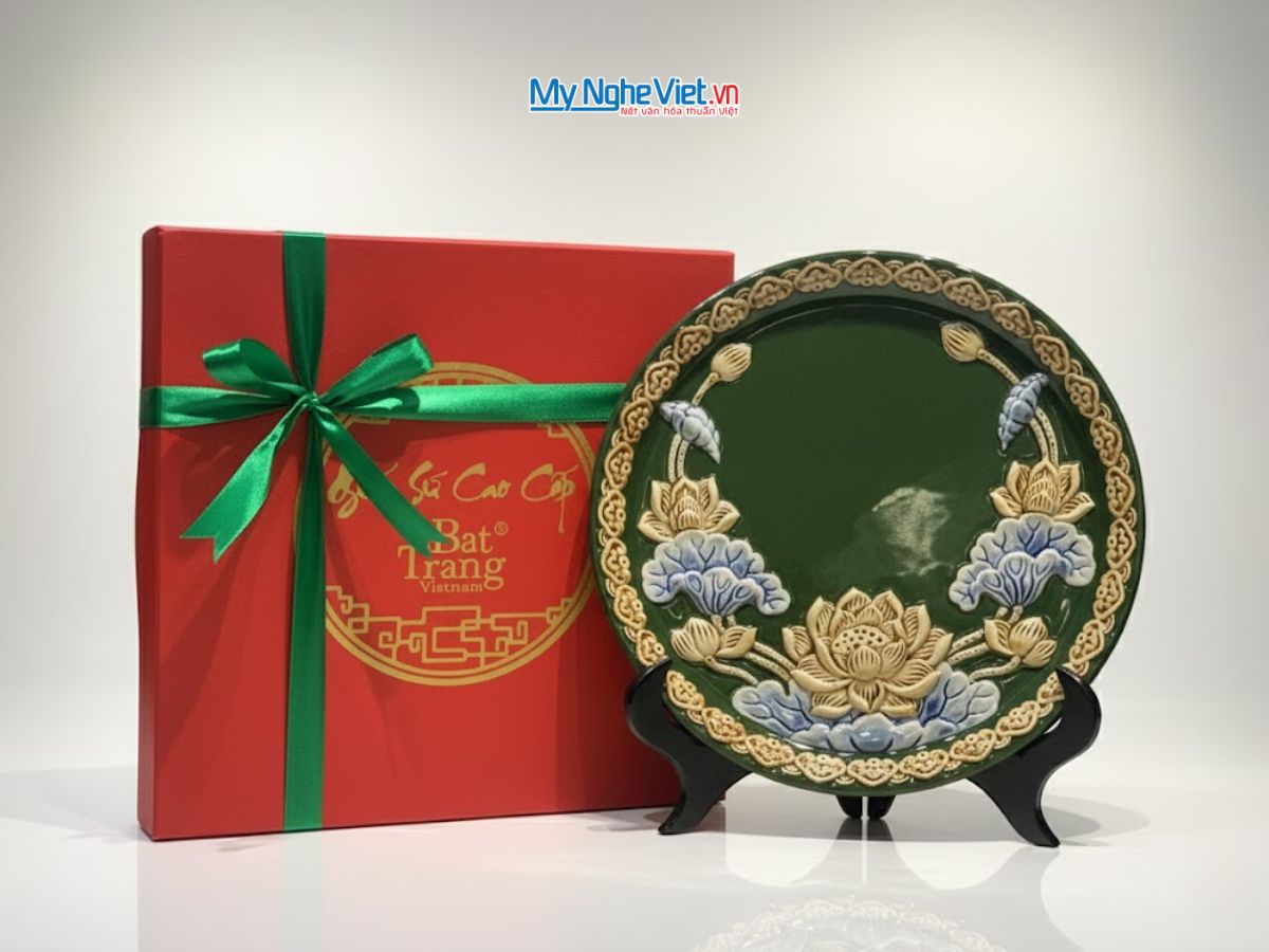 Tranh Đĩa Gốm Bát Tràng Hoa Sen Đắp Nổi Màu Xanh Lá D28cm MNV-TDS1.1