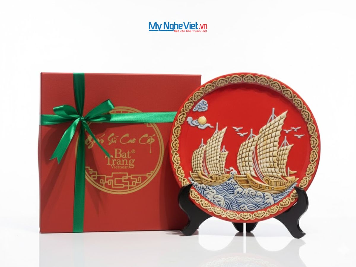 Tranh Đĩa Gốm Bát Tràng Thuận Buồm Xuôi Gió Đắp Nổi Màu Đỏ D28cm MNV-TDS1.5