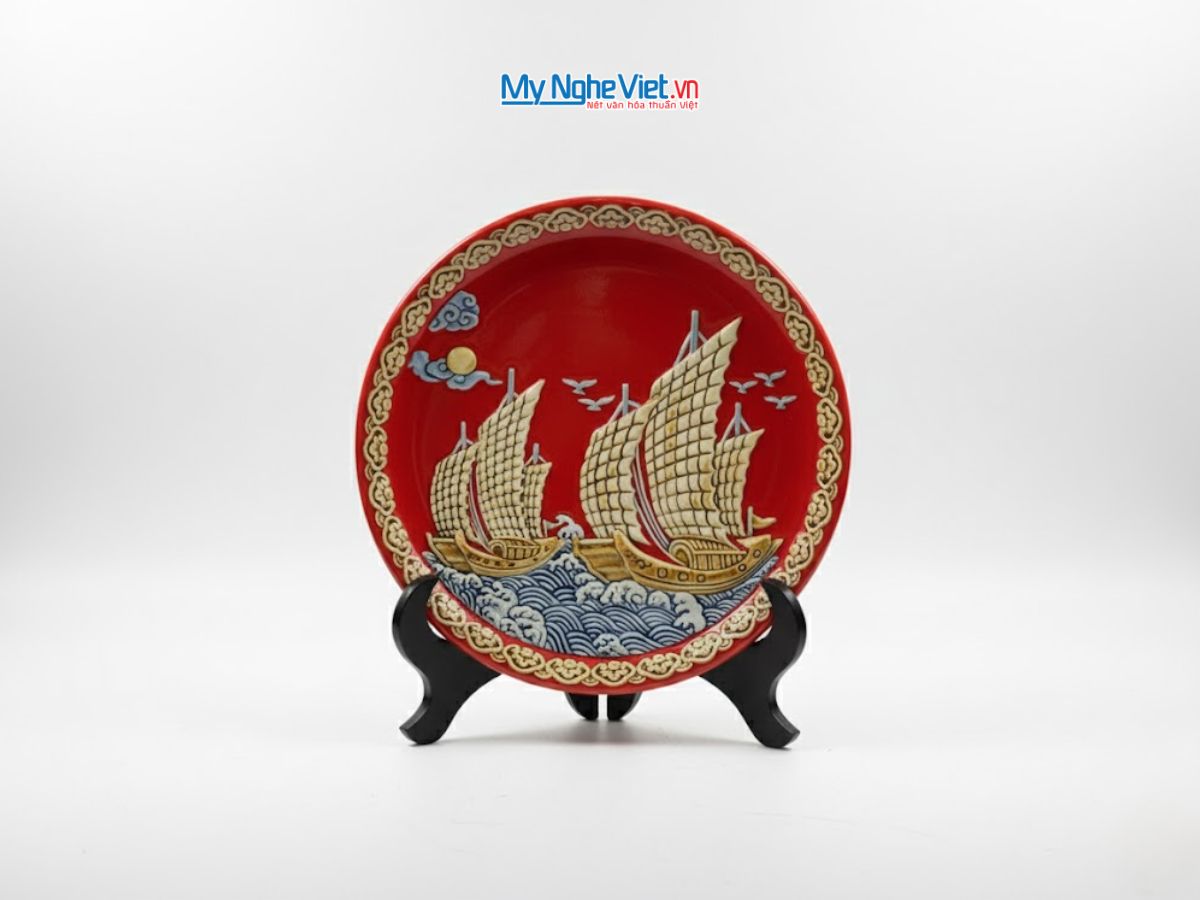 Tranh Đĩa Gốm Bát Tràng Thuận Buồm Xuôi Gió Đắp Nổi Màu Đỏ D28cm MNV-TDS1.5