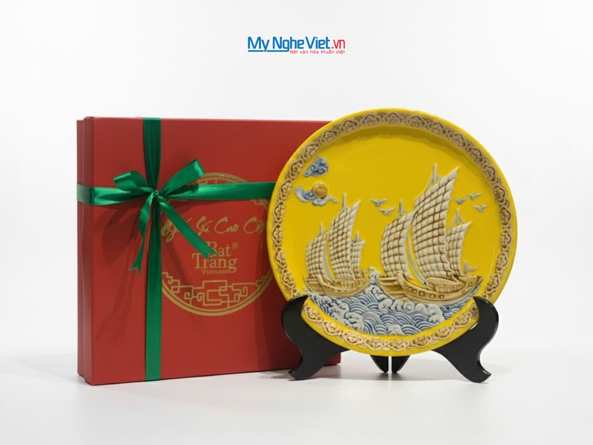 Tranh Đĩa Gốm Bát Tràng Thuận Buồm Xuôi Gió Đắp Nổi Màu Vàng D28cm MNV-TDS1.4