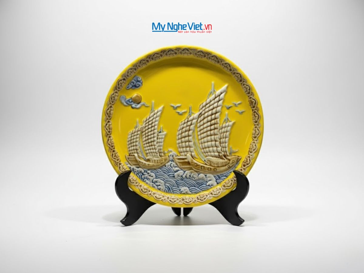 Tranh Đĩa Gốm Bát Tràng Thuận Buồm Xuôi Gió Đắp Nổi Màu Vàng D28cm MNV-TDS1.4
