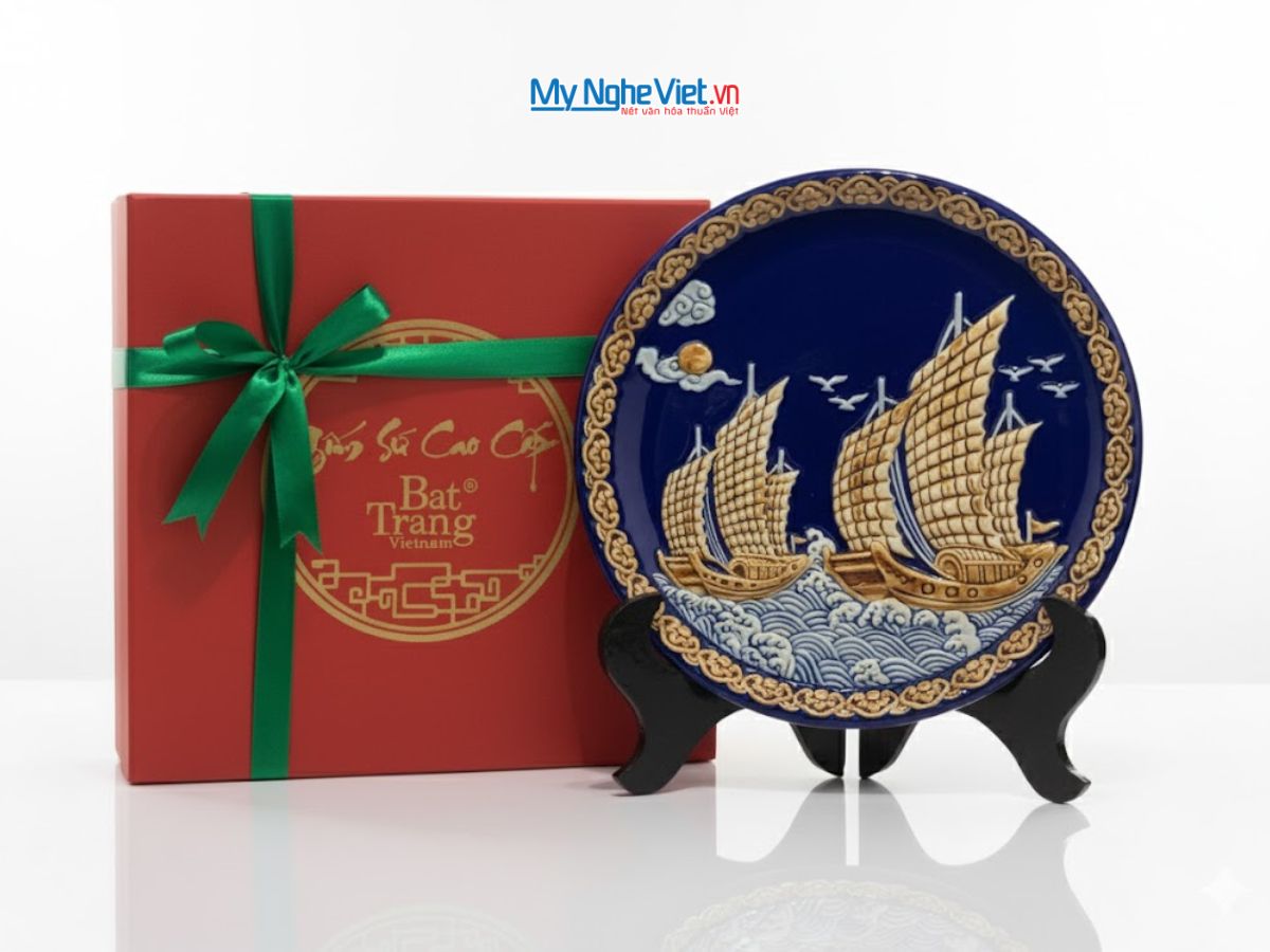 Tranh Đĩa Gốm Thuận Buồm Xuôi Gió Đắp Nổi Màu Xanh Coban D28cm MNV-TDS1.3