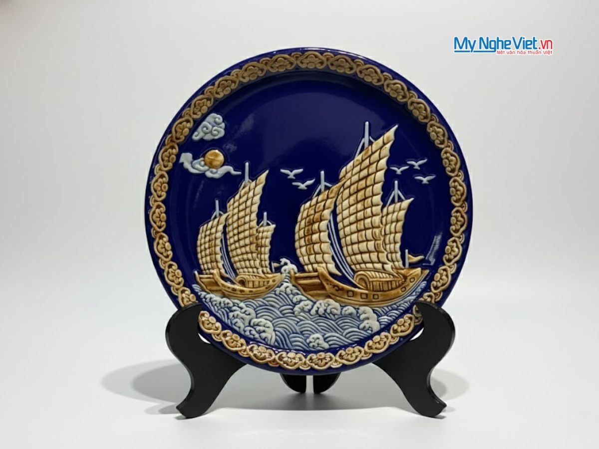 Tranh Đĩa Gốm Thuận Buồm Xuôi Gió Đắp Nổi Màu Xanh Coban D28cm MNV-TDS1.3