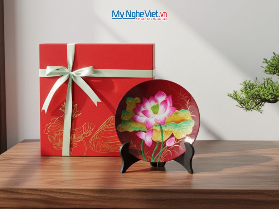 Tranh Đĩa Sơn Mài Hoa Sen Đắp Nổi Nền Đỏ D20cm TD20-3.2