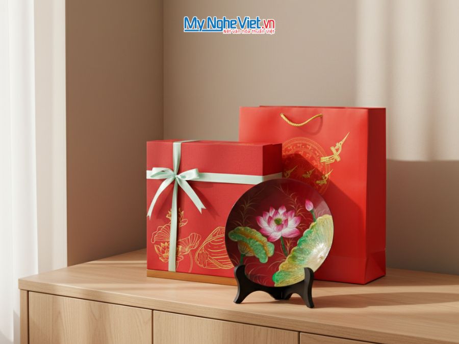 Tranh Đĩa Sơn Mài Hoa Sen Đắp Nổi Nền Đỏ D25cm TD25-3