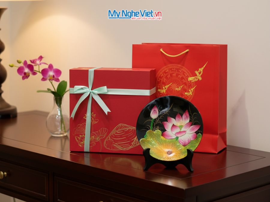 Tranh Đĩa Sơn Mài Hoa Sen Đắp Nổi Nền Đen D25cm TD25-5
