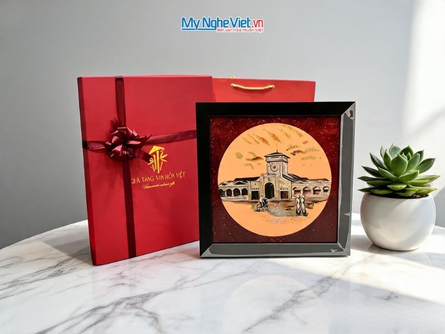 Tranh sơn mài Chợ Bến Thành 35x35cm MNVTBL005
