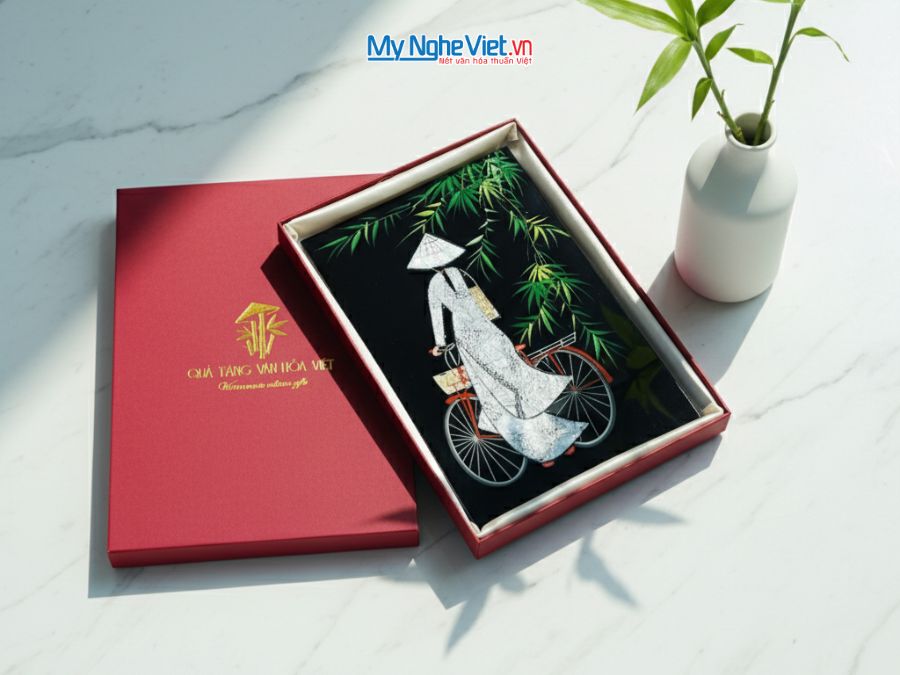 Tranh Sơn Mài Cô Gái Xe Đạp Cẩn Trứng 20x30cm TSM23TB