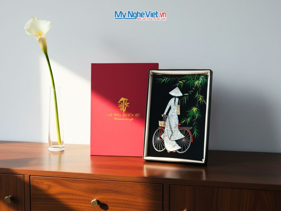 Tranh Sơn Mài Cô Gái Xe Đạp Cẩn Trứng 20x30cm TSM23TB