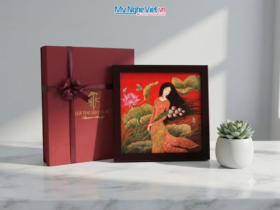Tranh Sơn Mài Cô Gái Hoa Sen 35x35cm TBL019