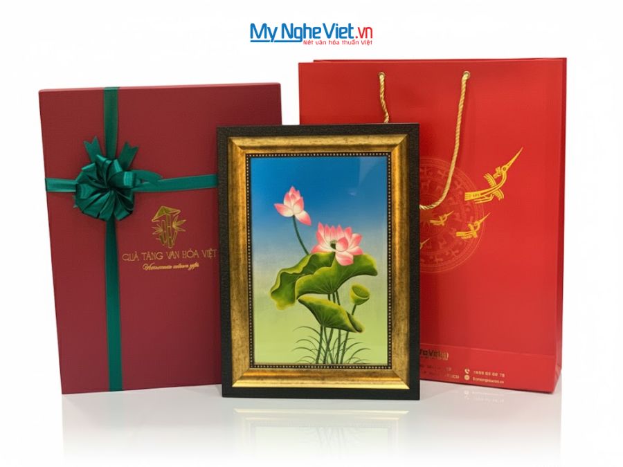 Tranh Sơn Mài Hoa Sen Nền Xanh Đắp Nổi Cao Cấp 28x38cm TSMDH2838-1.1