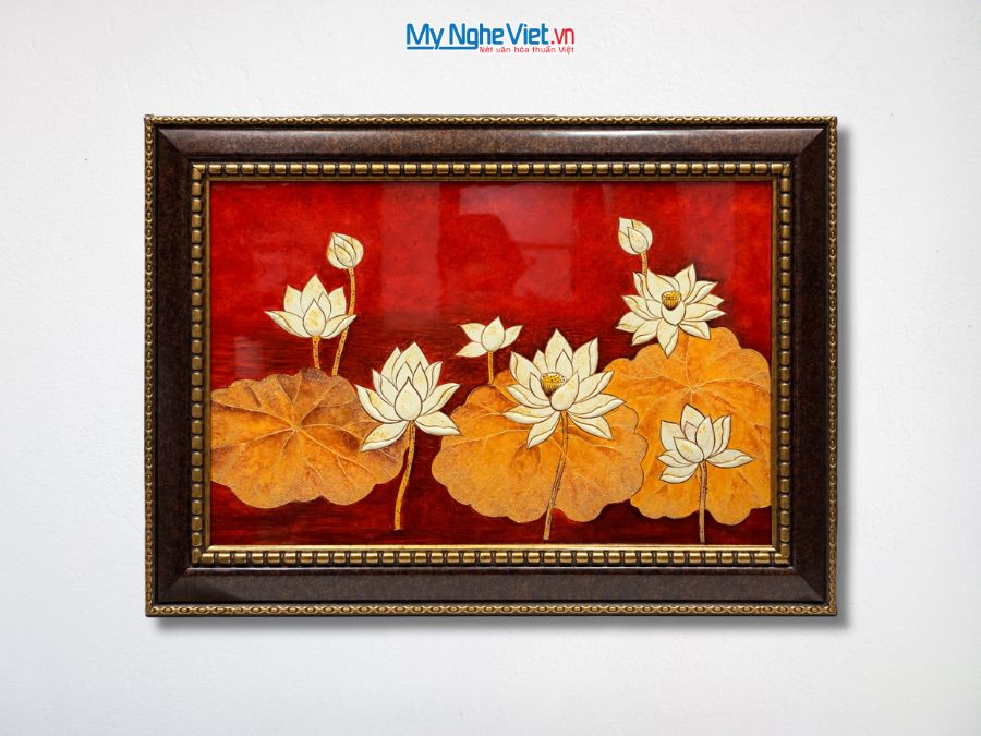 Tranh Sơn Mài Hoa Sen Đắp Nổi Nền Đỏ 54x74cm TSM571-1.15