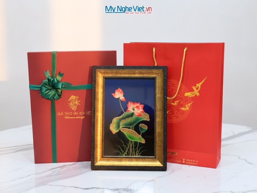 Tranh Sơn Mài Hoa Sen Nền Xanh Đen Đắp Nổi Cao Cấp 28x38cm TSMDH2838-2.3