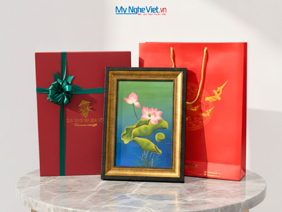 Tranh Sơn Mài Hoa Sen Nền Xanh Lá Đắp Nổi Cao Cấp 28x38cm TSMDH2838-2.2