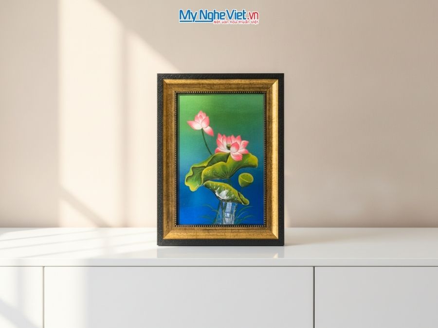 Tranh Sơn Mài Hoa Sen Nền Xanh Lá Đắp Nổi Cao Cấp 28x38cm TSMDH2838-2.2